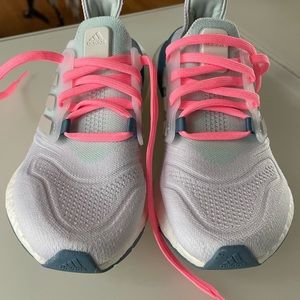 Ultraboost 22 Shoes. Women’s size 6/big kid 4.5. Only worn once- great condition